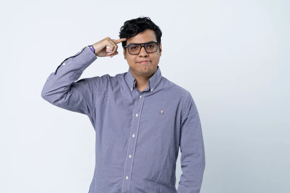 Alejandro Planas, con gafas y camisa, señalándose la sien